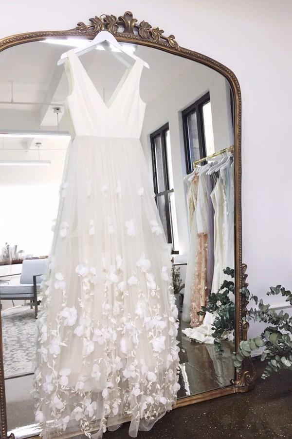 A-Line V-Neck Sleeveless Wedding Dress with Appliques