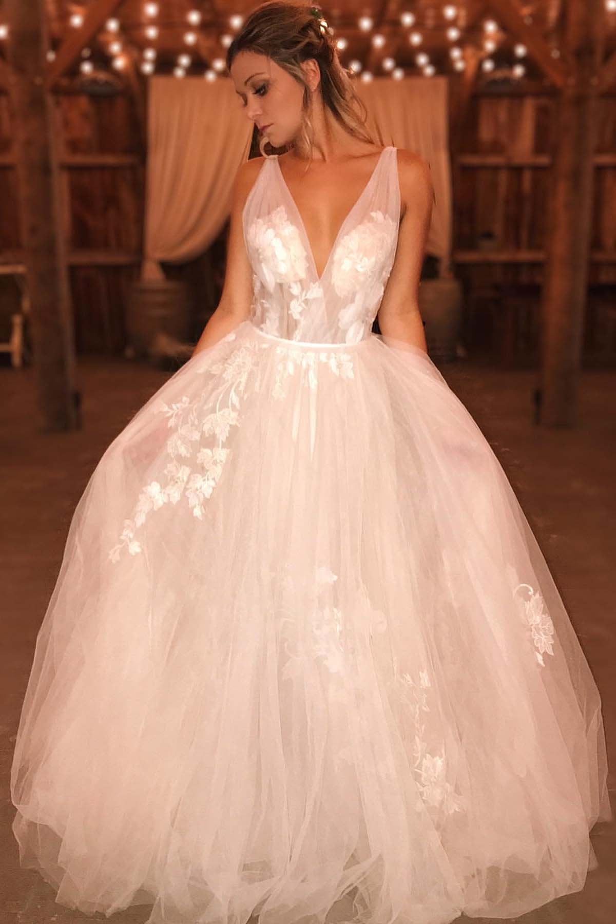 A-Line V-Neck Boho Sleeveless Applique Tulle Wedding Dress