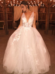 A-Line V-Neck Boho Sleeveless Applique Tulle Wedding Dress