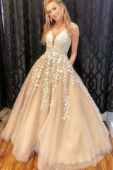 A-Line Lace Appliqued Tulle Wedding Dresses Princess V-Neck Bridal Gown